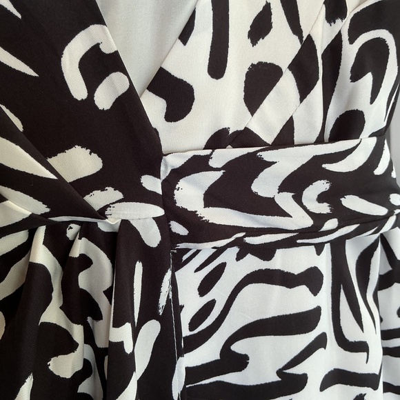 NWOT Donna Morgan Black and Ivory Print Silky Wrap Dress - 4/6 - Picture 6 of 9